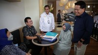 Direktur Utama BSI Hery Gunardi, dan RCEO BSI Jakarta 1 Deden Durachman Sedang meninjau layanan pelunasan biaya Haji nasabah Bank BSI seiring dengan pulihnya layanan cabang dan ATM Bank BSI.