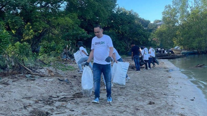 BUMN bersihkan sampah di pantai