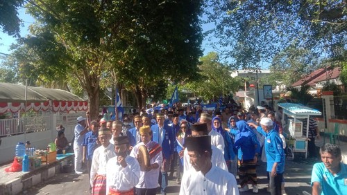 Rombongan PAN dengan diiringi musik rebana saat menuju KPU.