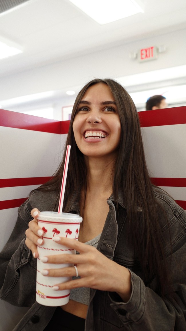 Tak disangka, kloningannya sudah menghasilkan keuntungan $71.610 atau sekitar Rp 1 miliaran.Foto: Twitter Caryn Marjorie