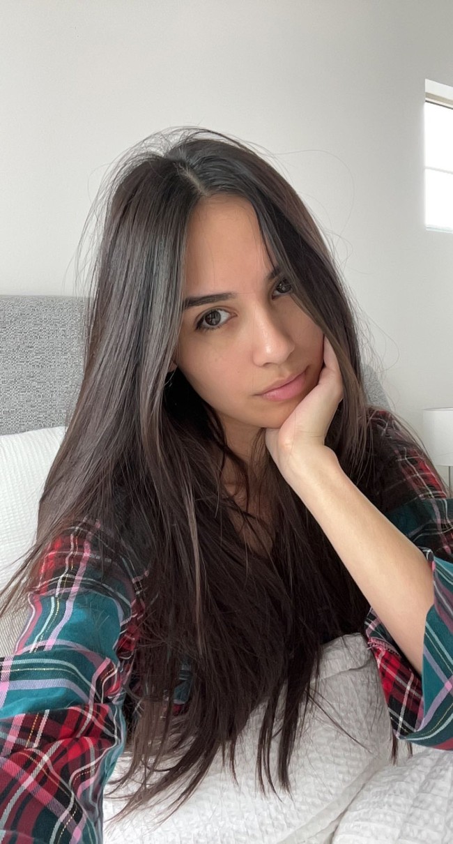 Dilansir Daily Star, Caryn membuat versi virtual dari dirinya sendiri yang dinamakan CarynAI dengan teknologi intelegensi buatan. Dikatakan jika CarynAI bisa berfungsi seperti pacar. Lewat aplikasi tersebut, para penggemar bisa berkomunikasi hingga membuat suara.Foto: Twitter Caryn Marjorie