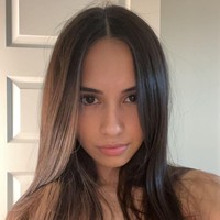 Caryn adalah seorang influencer dengan lebih dari 1,8 juta follower di Snapchat. Banyak dari fans pria menginginkan Caryn untuk membuat konten seksi. Ia pun terpikir sebuah solusi yakni untuk membuat kloningan digital yang bisa memenuhi ekspektasi mereka.Foto: Twitter Caryn Marjorie