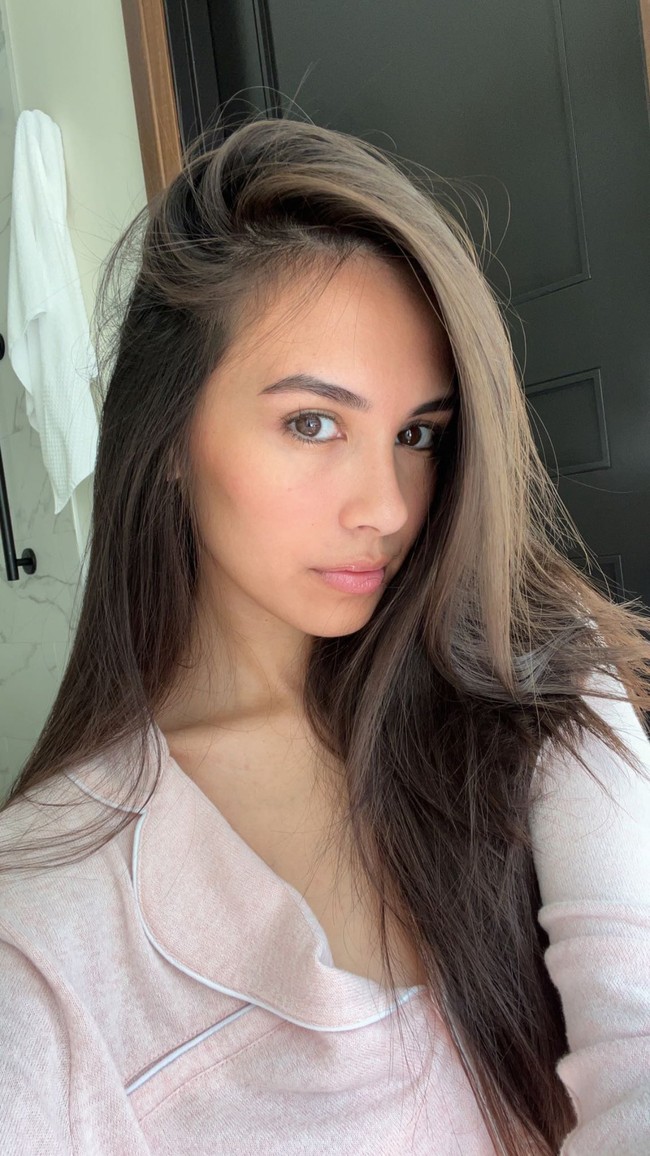 Dikatakan jika Caryn telah merekam berbagai konten percakapan agar para fans bisa menjawab pertanyaan para penggemar secara otomatis tentang masa depan, perasaan terdalam sampai rahasia seksual. CarynAI juga dapat mengeluarkan bisikan manis kepada mereka.Foto: Twitter Caryn Marjorie