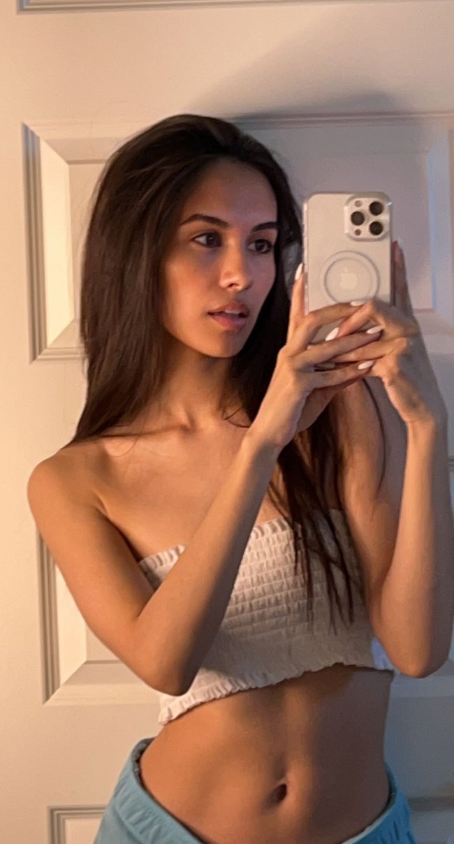 Caryn Marjorie punya ribuan penggemar yang ingin menjadi pacarnya. Untuk memenuhi keinginan mereka semua, Caryn mengkloning dirinya sendiri dengan bantuan intelegensi buatan.Foto: Twitter Caryn Marjorie