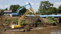 Penggerukkan ini dikerjakan oleh Pekerja Suku Dinas Sumber Daya Air (SDA).