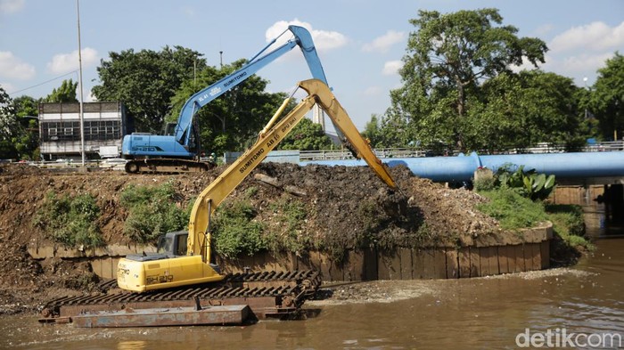 Cegah Banjir di Ibu Kota, Lumpur Kali Ciliwung Kembali Dikeruk Dalam mencegah banjir di Ibu Kota, Pekerja Suku Dinas SDA melakukan penggerukkan beberapa kali di Jakarta. Salah satunya kali Ciliwung di Bukit Duri, Tebet.