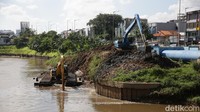 Aktvitas pengerukkan lumpur ini dilakukan dibeberapa kali di Jakarta.  