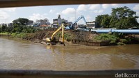 Penampakan alat berat menggeruk lumpur yang ada di kali ciliwung di Bukit Duri, Tebet, Jakarta, Jumat (12/5/2023).