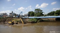 Tujuan dari penggerukkan lumpur ini untuk mencegah banjir di Ibu Kota.   