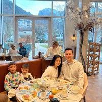 Nama Titi Kamal dan Christian Sugiono tidak disebutkan oleh akun Instagram @jakartaanddramanya. Namun ilustrasi foto yang digunakan mengingatkan netizen dengan Titi dan Tian. Terlebih pasangan suami istri yang diterpa isu selingkuh memiliki sepasang anak laki-laki. Foto: Instagram @titi_kamall