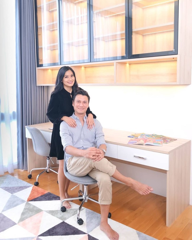 Desas-desus tersebut berawal dari unggahan akun Instagram @jakartaanddramanya. Disebutkan bahwa pasangan artis yang tampak aman sentosa pisah rumah karena si suami kegap oleh si istri di sebuah hotel berbintang lima sedang check in. Foto: Instagram @titi_kamall