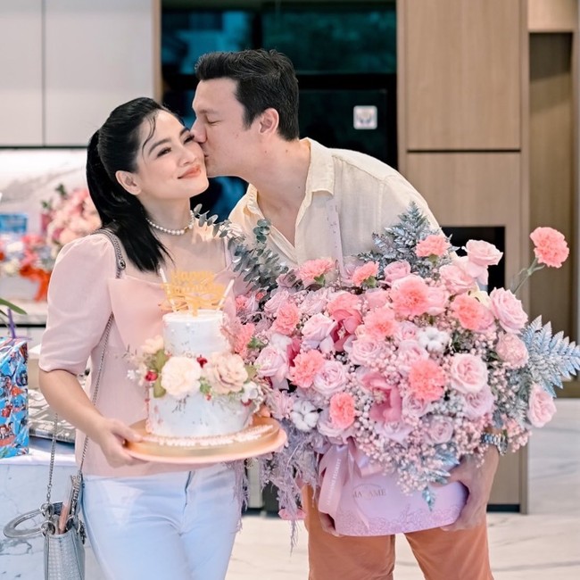 CS - TK ya, balik kesini krn lg rame dluaran, jejangan yg lagi rameee  CS lakinya mbak TK, semoga bukan tikam dan kris...2 anak cowok sih gambar nya, komentar sejumlah netizen. Foto: Instagram @titi_kamall