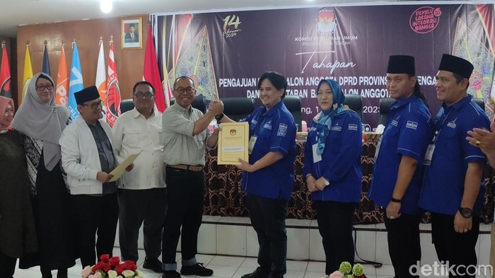 Suasana pendaftaran  bacaleg DPRD Provinsi Jateng dari Partai Demokrat di KPU Jateng