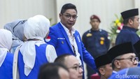 Pasha Ungu datang dengan memakai jas PAN berwarna biru. Pasha juga sempat menaiki mobil berwarna biru bersama Zulkifli Hasan.