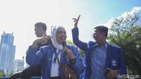 Ada juga Eli Sugigi juga tampak membakar semangat para kader dengan bernyanyi dan mengumandangkan yel-yel PAN.