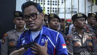 Artis yang juga Bacaleg DPR RI Dapil 2 Jakarta Selatan dan Luar Negeri Uya Kuya nampak hadir dengan mewarnai rambutnya dengan warna biru.