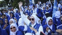 Istri Pasha Ungu juga tampak bersama kader lainnya di depan KPU.