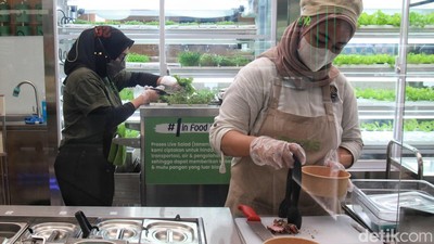 Di Restoran Salad Ini, Pengunjung Bisa Petik Sayuran Langsung Lho
