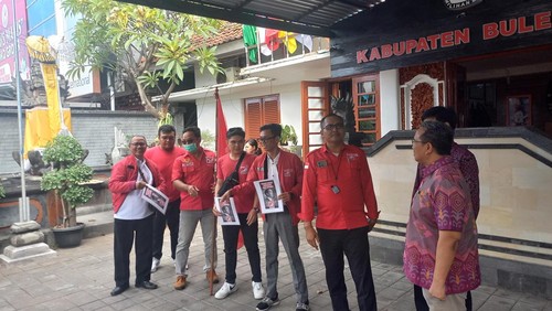 DPD PSI Buleleng mendaftarkan 45 bacaleg ke KPU Buleleng, Jumat (12/5/2023) sore. (Made Wijaya Kusuma)