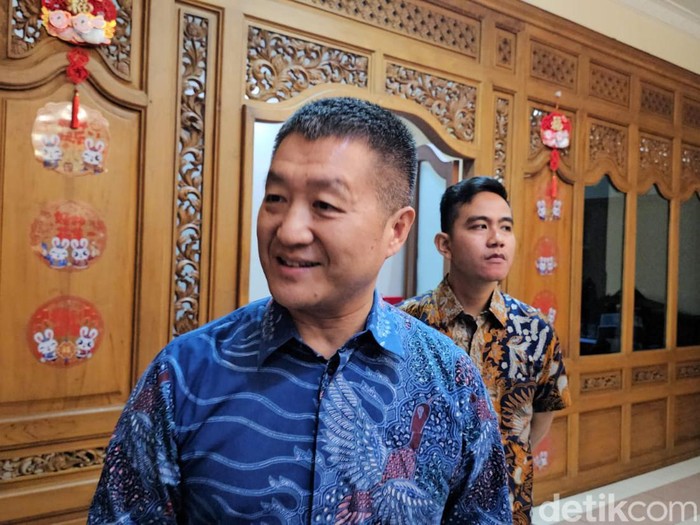 Dubes China, Lu Kang, dan Wali Kota Solo Gibran Rakabuming Raka di Balai Kota Solo, Jumat (12/5/2023).