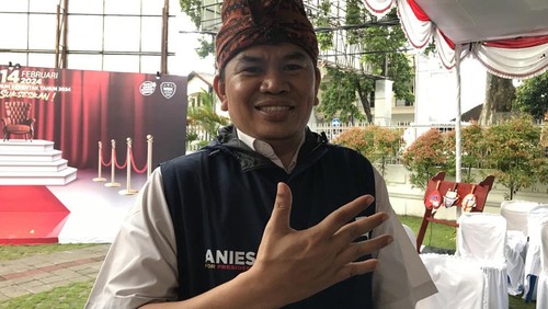 Eks ketua DPW Partai Perindo NTB Lalu Athari Fathullah saat mendaftarkan diri sebagai bacaleg Partai NasDem di KPU NTB pada Kamis (12/5/2023).
