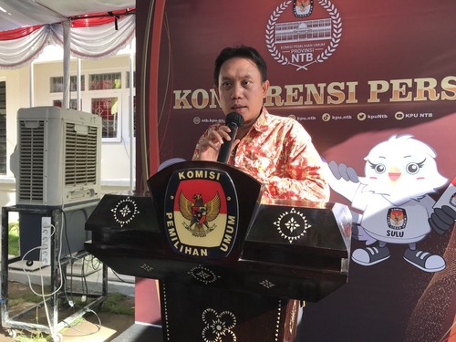 Eks terpidana kasus korupsi yakni Muhir resmi mendaftarkan diri menjadi Bakal Calon Anggota Legislatif (Bacaleg) DPD dapil NTB pada Jumat (12/5/2023). (Helmy Akbar/detikBali)