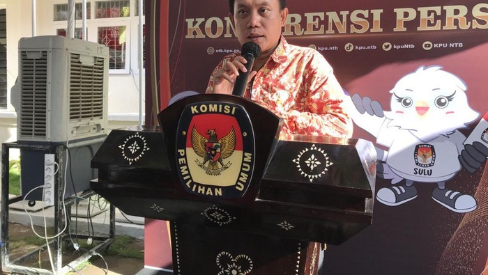 Eks terpidana kasus korupsi yakni Muhir resmi mendaftarkan diri menjadi Bakal Calon Anggota Legislatif (Bacaleg) DPD dapil NTB pada Jumat (12/5/2023). (Helmy Akbar/detikBali)