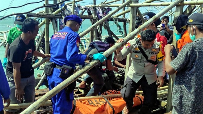 Evakuasi jasad nakhoda Sukabumi, Jumat (12/5/2023).