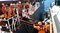 Kru kapal Kargo MV Sasebo Eco, Jerry Salvarino meninggal akibat kecelakaan kerja tertimpa plat baja dalam perjalanan dari Kalimantan menuju India yang kemudian dievakuasi ke daratan Banda Aceh sebelum diterbangkan ke negara asalnya.