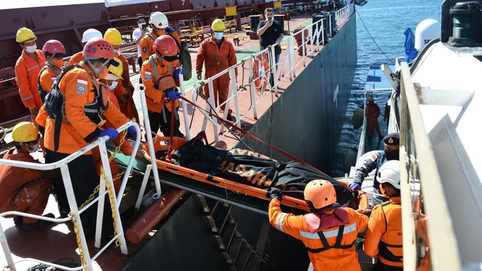 Evakuasi jenazah kru kapal kargo di Selat Benggala Tim SAR mengangkat kantong jenazah warga negara Filipina, Jerry Salvarino saat evakuasi dari kapal kargo MV Sasebo Eco berbendera Marshall Islands ke Kapal Nasional SAR Kresna 232 di perairan Selat Benggala, Kabupaten Aceh Besar, Aceh, Jumat (12/5/2023). Kru kapal Kargo MV Sasebo Eco, Jerry Salvarino meninggal akibat kecelakaan kerja tertimpa plat baja dalam perjalanan dari Kalimantan menuju India yang kemudian dievakuasi ke daratan Banda Aceh sebelum diterbangkan ke negara asalnya. ANTARA FOTO/Ampelsa/nym.