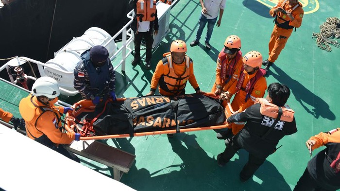Evakuasi jenazah kru kapal kargo di Selat Benggala Tim SAR mengangkat kantong jenazah warga negara Filipina, Jerry Salvarino saat evakuasi dari kapal kargo MV Sasebo Eco berbendera Marshall Islands ke Kapal Nasional SAR Kresna 232 di perairan Selat Benggala, Kabupaten Aceh Besar, Aceh, Jumat (12/5/2023). Kru kapal Kargo MV Sasebo Eco, Jerry Salvarino meninggal akibat kecelakaan kerja tertimpa plat baja dalam perjalanan dari Kalimantan menuju India yang kemudian dievakuasi ke daratan Banda Aceh sebelum diterbangkan ke negara asalnya. ANTARA FOTO/Ampelsa/nym.