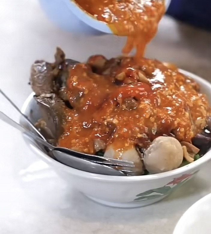 Food Influencer tuang sambal berlebihan