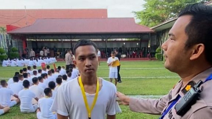Foto: Casis Muhammad Iqbal yang viral karena pakai baju robek (Istimewa)