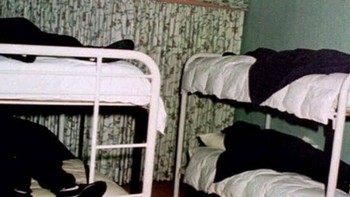 Foto anggota sekte Gerbang Surga yang bunuh diri massal dengan total 39 orang di maskas mereka di California pada 26 Maret 1997. Mereka dicuci otak oleh pemimpin sekte Marshall Applewhite, yang mengklaim bahwa sebuah pesawat luar angkasa yang mengikuti komet Hale-Bopp akan membawa mereka ke planet utopis, para pengikutnya dengan penuh semangat mengikuti instruksinya. Foto: Allthatinteresting