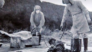 Potret divisi senjata biologi dan kimia Jepang Unit 731 melakukan beberapa eksperimen manusia yang paling aneh dalam sejarah terhadap warga sipil Tiongkok yang ditangkap. Terlihat di sini adalah personel Unit 731 yang melakukan percobaan bakteriologis pada subjek uji pada November 1940. Kisah mengerikan Unit 731 ini sekarang menjadi ide untuk berbagai film horor dan fiksi ilmiah dari Hollywood sampai Korea. Foto: Allthatinteresting
