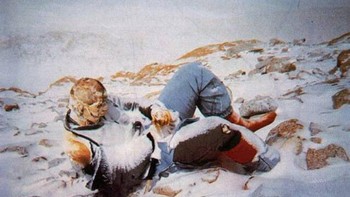 Hannelore Schmatz dari Jerman adalah wanita keempat di dunia yang mencapai puncak Gunung Everest. Tragisnya, dia juga wanita pertama yang meninggal karenanya tahun 1979. Selama bertahun-tahun, tubuhnya terbaring membeku di lereng gunung tepat saat dia jatuh. Dia adalah satu dari beberapa pendaki tewas di Everest yang tetap dibiarkan ada di sana tanpa bisa dievakuasi. Foto: Allthatinteresting