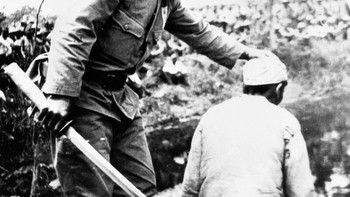 Salah satu foto kekejaman penjajah Jepang saat Perang Dunia II. Ini adalah tragedi Nanjing yang terkenal dimulai pada bulan Desember 1937. Dalam hitungan minggu, pasukan Jepang yang menyerbu kota di China ini, memperkosa sekitar 80.000 perempuan dan membunuh hingga 350.000 orang. Foto: Allthatinteresting
