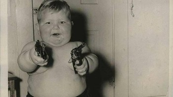 Bocah gemuk menggemaskan ini namanya John Wayne Gacy. Siapa sangka dia tumbuh menjadi salah satu pembunuh berantai paling brutal di Amerika Serikat. John Wayne Gacy akhirnya ditangkap pada tahun 1978 setelah memperkosa, menyiksa, dan membunuh setidaknya 33 remaja laki-laki dan laki-laki dewasa di rumahnya di Illinois. Foto: Allthatinteresting