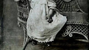 Kostum Halloween anak-anak dari beberapa puluh tahun yang lalu dibuat sangat menyeramkan dan begitu mengganggu bahkan hingga hari ini. Untungnya kostum Halloween hari ini lebih lucu dan pantas. Foto: Allthatinteresting