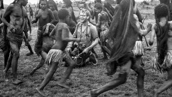 Michael Rockefeller (tengah), putra gubernur New York dan calon Wakil Presiden AS Nelson Rockefeller, menghilang di suatu tempat di Papua Nugini pada awal 1960-an. Terlihat di sini pada perjalanan pertamanya ke sana pada Mei 1960, senyum Rockefeller menandai nasibnya yang suram. Diyakini dia dibunuh dan dimakan oleh pedalaman Papua yang waktu itu masih memenggal kepala musuh dan memakan daging mereka. Foto: Allthatinteresting