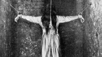 Ini bukan foto hantu Sadako tapi ini adalah foto pasien rumah sakit jiwa Prancis pada tahun 1900. Tidak jelas kondisi apa yang diderita pasien malang ini. Pada zaman itu, penanganan ODGJ di Eropa bisa dikatakan kejam untuk ukuran standar masa kini mulai dari depresi dan syok hingga skizofrenia dan lain-lain. Foto: Allthatinteresting