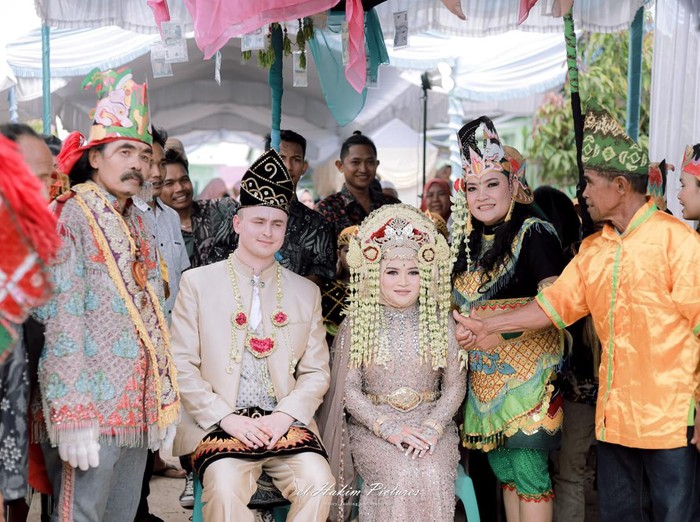 Foto pasangan beda negara, Putri Elpadila yang menikah dengan Scott Luke Stephen, pria asal London.
