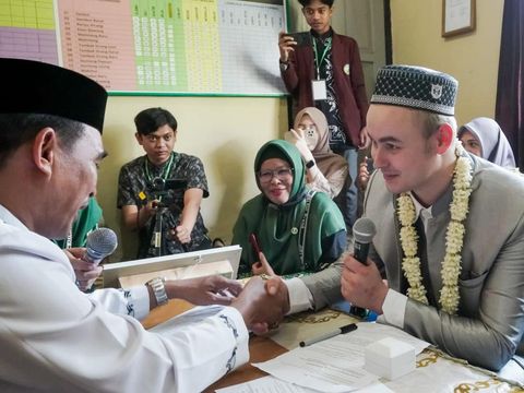 Foto pasangan Putri Elpadila yang menikah dengan Scott Luke Stephen, pria asal London, viral di media sosial.