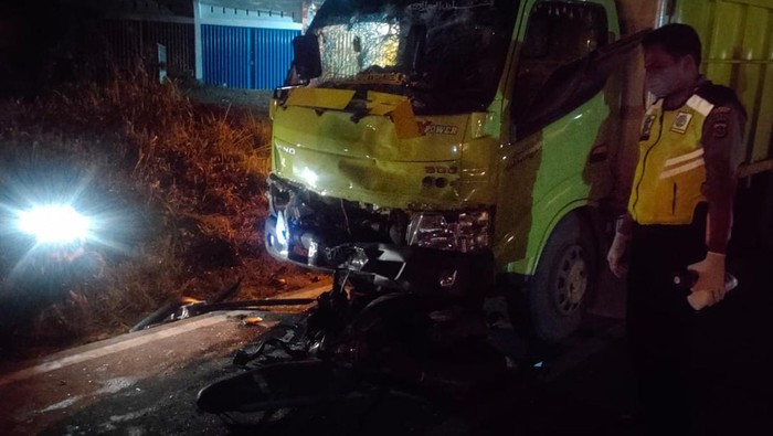 Foto: Penampakan truk batu bara yang tabrak pemotot di Jambi hingga tewas (Istimewa).