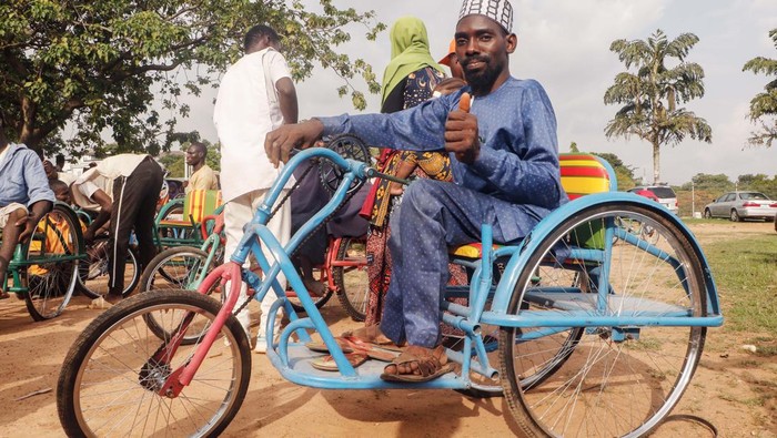 Gembiranya Disabilitas di Nigeria Dapat Kursi Roda dari Presiden ABUJA, NIGERIA - MAY 11: Walking disabled people receive wheelchair bikes which are distributed within aid campaign organized under President-elect of Nigeria Bola Ahmed Tinubu in Abuja, Nigeria on May 11, 2023. (Photo by Emmanuel Osodi/Anadolu Agency via Getty Images)
