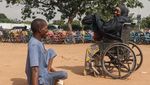 Gembiranya Disabilitas di Nigeria Dapat Kursi Roda dari Presiden