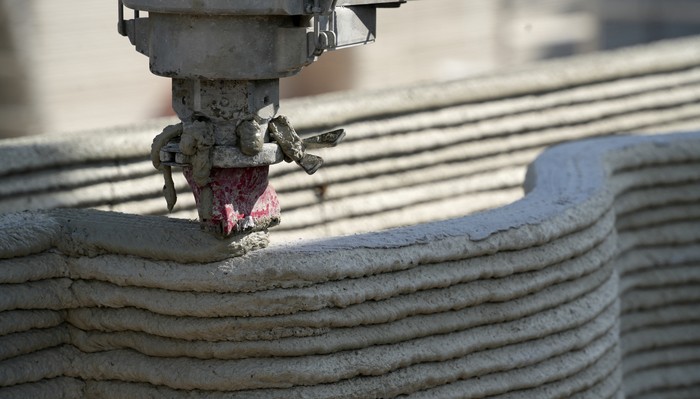 A robot arm with the head of a 3D printer piles concrete layers to build what is described as “Europe’s largest 3D-printed building”, which is currently under construction and once built end of July it will house computer servers in Heidelberg, Germany, May 5, 2023.     REUTERS/Max Schwarz