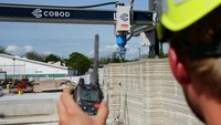 Seorang pengembang tengah mengawasi mesin cetak bekerja. Bisnis konstruksi dengan pencetakan 3D disebutkan memiliki masa depan yang cerah.