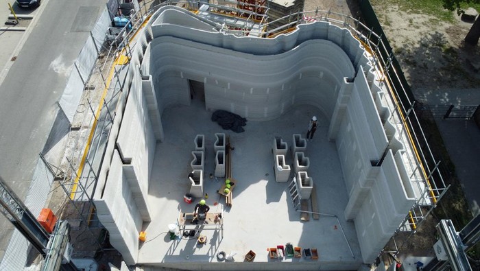 A robot arm with the head of a 3D printer piles concrete layers to build what is described as “Europe’s largest 3D-printed building”, which is currently under construction and once built end of July it will house computer servers in Heidelberg, Germany, May 5, 2023.     REUTERS/Max Schwarz