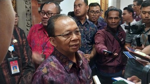 Gubernur Bali Wayan Koster setelah menghadiri acara Penyerahan Simbolis Kartu BPJS di Gedung Wiswa Sabha, Kantor Gubernur Bali, Denpasar. (dok. Rizki Setyo Samudero)